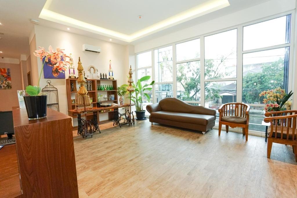Deli Hotel Μεντάν Εξωτερικό φωτογραφία